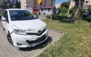 na zdjęciu widoczny pojazd Toyota Yaris z uszkodzeniami karoserii z przodu pojazdu