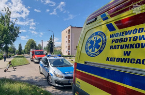 na zdjęciu widoczny pojazd pogotowia ratunkowego, radiowóz policyjny oraz wóz strażacki , na jezdni leży hulajnoga eklektyczna