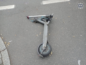 na zdjęciu uszkodzona hulajnoga elektryczna na asfalcie