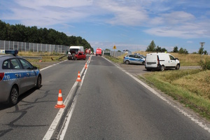 na zdjęciu rozbite samochody na jezdni, obok radiowozy i wozy strażackie
