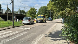 na zdjęciu samochód, karetka pogotowia i radiowóz na jezdni