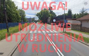 na zdjęciu droga i czerwony napis uwaga! możliwe utrudnienia w ruchu