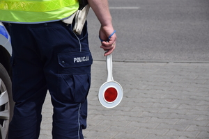 na zdjęciu policjant i tarcza do zatrzymywania pojazdów
