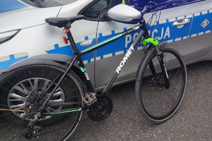 na zdjęciu rower oparty o policyjny radiowóz