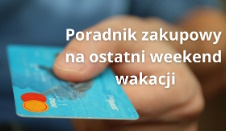 na zdjęciu dłoń osoby trzymająca kartę bankową i napis: poradnik zakupowy na ostatni weekend wakacji