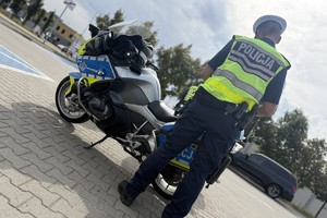 na zdjęciu policjant przy motocyklu
