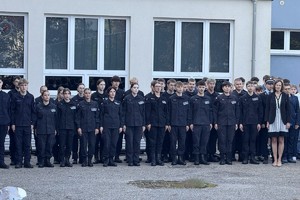na zdjęciu uczniowie na placu szkolnym