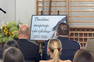 na zdjęciu osoby na widowni a przed nimi napis powiatowa inauguracja roku szkolnego 2025/2026