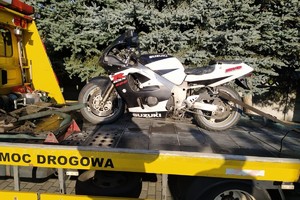 na zdjęciu motocykl na lawecie