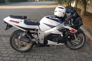 na zdjęciu motocykl na parkingu
