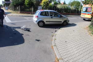 na zdjęciu samochód z uszkodzeniami na jezdni