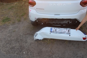 na zdjęciu samochód z uszkodzeniami