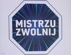 na grafice niebieski znak z napisem mistrzu zwolnij