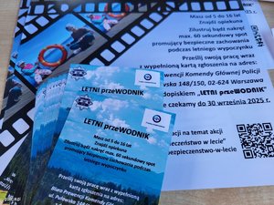 na zdjęciu ulotki z napisem letni przewodnik