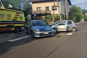 na zdjęciu dwa rozbite samochody i obok karetka pogotowia