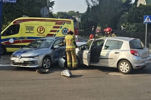 na zdjęciu dwa rozbite samochody i obok karetka pogotowia