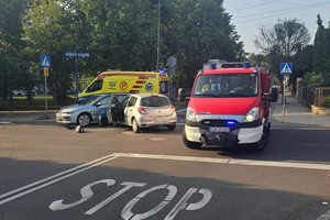 na zdjęciu dwa rozbite samochody i obok karetka pogotowia i wóz strażacki