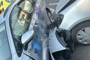 na zdjęciu fragmentu samochodów z uszkodzeniami