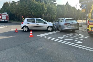 na zdjęciu dwa rozbite samochody i obok karetka pogotowia