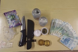 na zdjęciu nóż, pieniądze i roślinny susz polus folie i opakowania