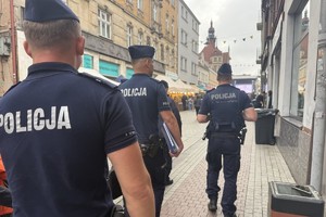 na zdjęciu policjanci w trakcie patrolu jednej z ulic centrum miasta
