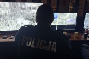 na zdjęciu policjant przed monitorami