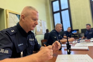 na zdjęciu policjanci przy stole