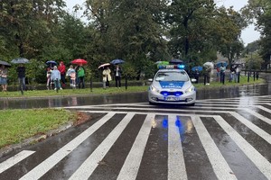 na zdjęciu radiowóz na sygnałach na skrzyżowaniu o ruchu okrężnym
