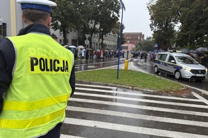 na zdjęciu policjant na skrzyżowaniu