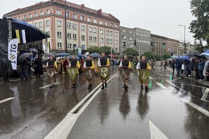 na zdjęciu czoło pochodu, gdzie osoby niosą napis gwarki