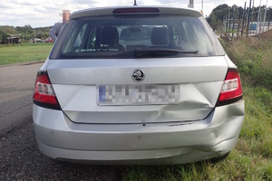 na zdjęciu pojazd z uszkodzonym tyłem