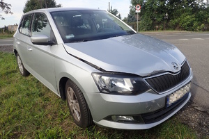 na zdjęciu pojazd z uszkodzonym przodem