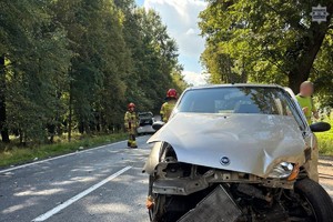 na zdjęciu samochód z uszkodzeniami