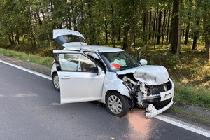 na zdjęciu samochód z uszkodzeniami