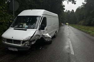 na zdjęciu bus z uszkodzeniami na jezdni, w oddali pojazdy służb na jezdni