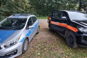 na zdjęciu radiowóz policyjny i straży ochrony kolei