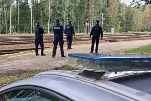 na zdjęciu policjant i sokiści na dworcu kolejowym