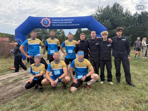 na zdjęciu policjanci w sportowych strojach oraz uczniowie klasy policyjnej