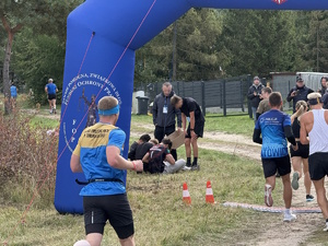 na zdjęciu policjant w trakcie biegu w stroju sportowym