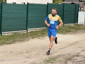 na zdjęciu policjant w trakcie biegu w stroju sportowym
