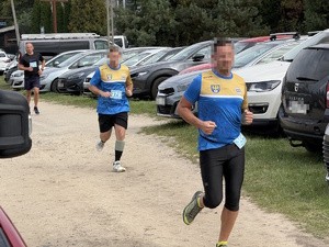 na zdjęciu policjant w trakcie biegu w stroju sportowym