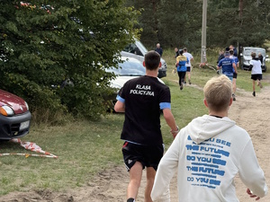 na zdjęciu uczeń klasy policyjnej w trakcie biegu