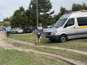 na zdjęciu policjant w trakcie biegu w stroju sportowym
