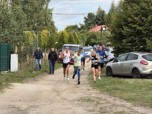 na zdjęciu biegacze na trasie