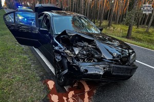 No zdjęciu rozbity pojazd za nim radiowóz