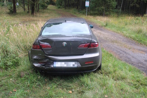 na zdjęciu samochód z uszkodzeniami w rowie