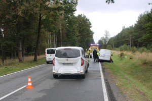 na zdjęciu samochody z uszkodzeniami na jezdni