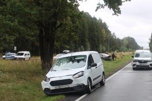 na zdjęciu samochody z uszkodzeniami na jezdni