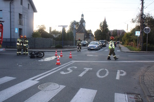 na zdjęciu skrzyżowanie i leżący na nim motorower