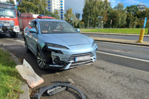 na zdjęciu samochód z uszkodzeniami